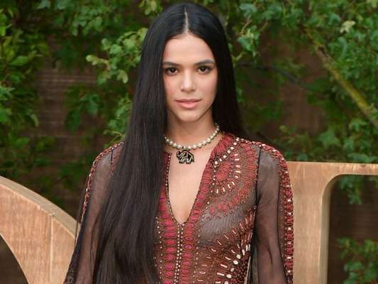 Bruna Marquezine investe em look boho chic e cabelo ultra longo para Semana de Moda de Paris