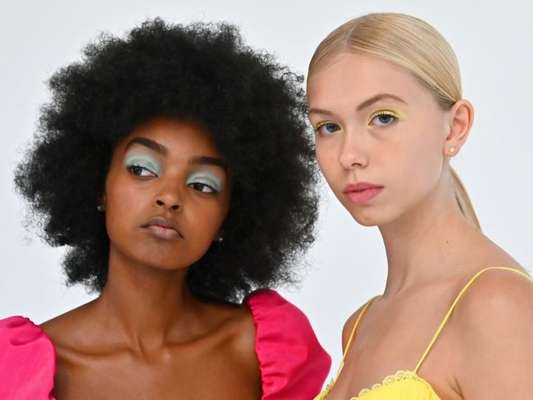 A make com sombras em tons pastel é uma das trends de beleza para o verão