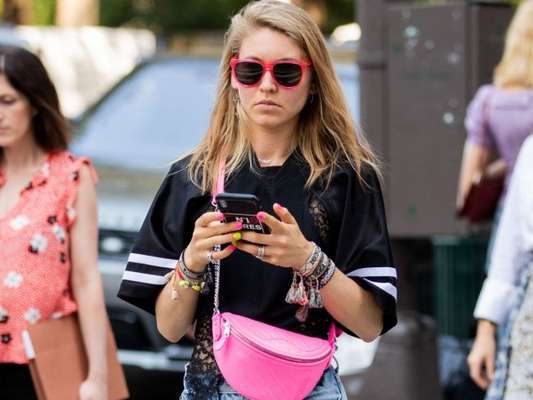 Quer saber como dar um toque de cor nos seus looks de verão? Confira as dicas na matéria!