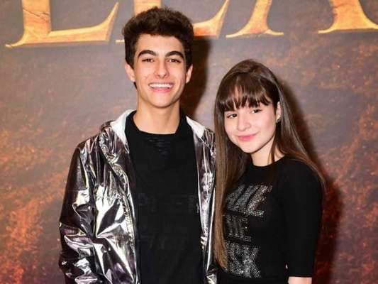 A atriz, Sophia Valverde, de 'Aventuras de Poliana', posa abraçada ao namorado: 'Deus fala sobre amor'