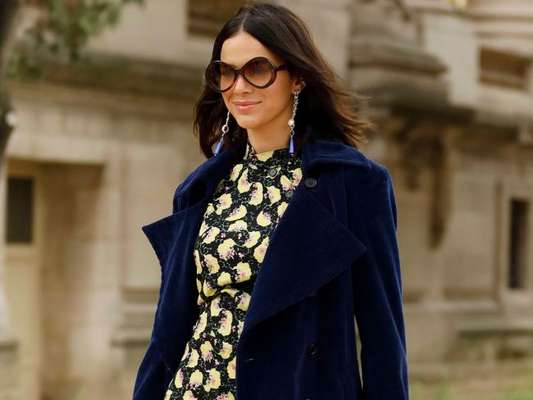 Bruna Marquezine mescla texturas e usa look dark floral em novo look para desfile