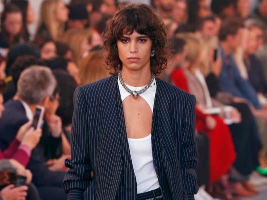 Looks de alfaiataria estão cada vez mais modernos. Inspire-se nas apostas das grifes que desfilaram na Semana de Moda de Paris!
