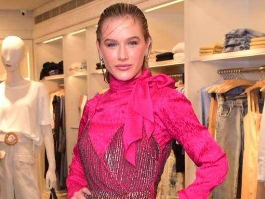 Fiorella Mattheis elegeu look total pink com vestido de fio metalizado e blusa de seda. Confira os detalhes!