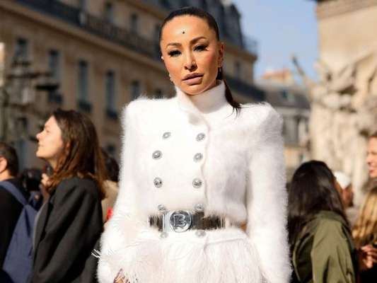 Sabrina Sato brilha em desfile da Balmain na Semana de Moda de Paris