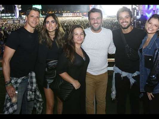 Casais de famosos prestigiaram o primeiro dia de Rock in Rio
