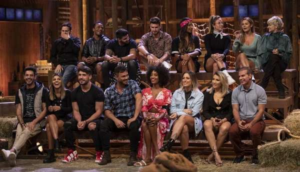 'A Fazenda 11' - lista dos participantes do programa em 2019 - A 11ª temporada do reality show 'A Fazenda' teve sua estreia em 17 de setembro de 2019. A Record divulgou inicialmente a presença de Andréa Nóbrega e Guilherme Leão no elenco, com o restante dos participantes sendo conhecido apenas no programa de estreia - que contou com uma gafe de Túlio Maravilha, ex-jogador do Botafogo e da seleção brasileira, chamando Marcos Mion de 'Bial'. Confira a lista de participantes completa de 'A Fazenda' em 2019 a seguir.