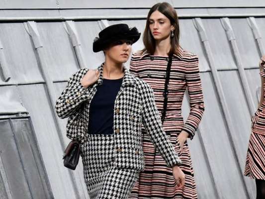 A blogueira francesa Marie Benoliele invadiu o desfle da Chanel em Paris, nesta terça-feira, dia 1 de outubro de 2019. Saiba os detalhes!