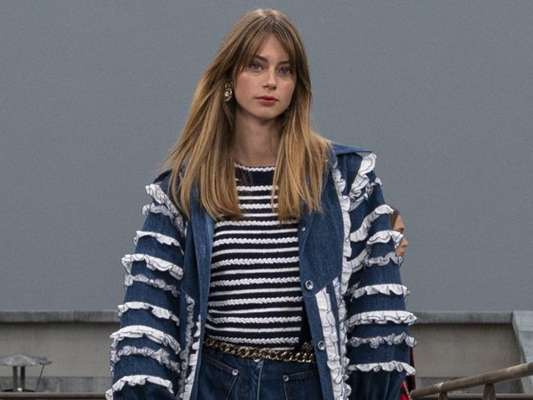 Jeans em Paris: modelo foi destaque nos principais desfiles da Semana de Moda de Paris