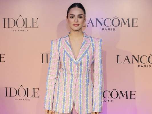 Terno feminino: look de Isabelle Drummond chamou atenção em evento de beleza em São Paulo
