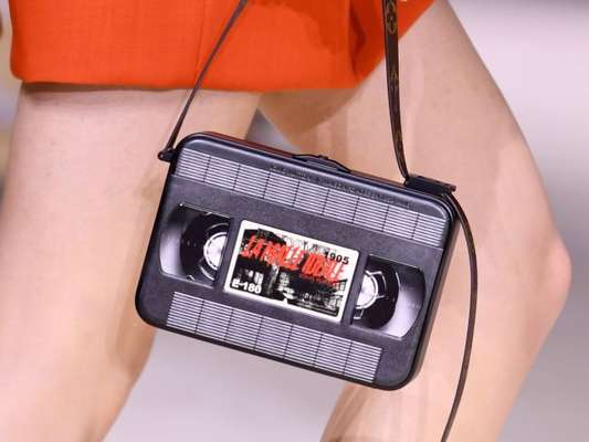 Bolsa retrô: Louis Vuitton levou modelo com formato VHS para as passarelas de Paris