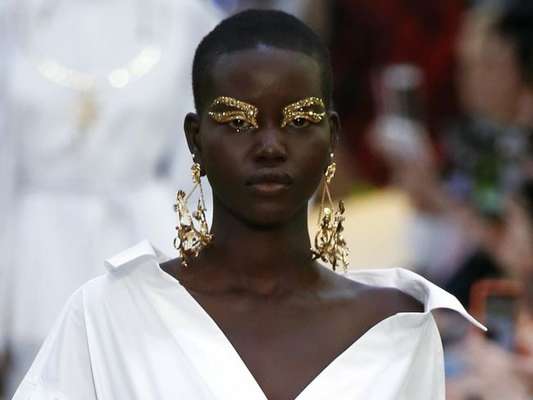 Maquiagem dourada: a grife Valentino apostou em sobrancelhas e pálpebras douradas para a Semana de Moda de Paris