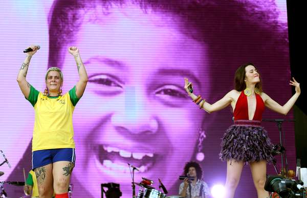 Juliana Strassacapa, da banda Francisco el Hombre, e Catalina García, do grupo Monsieur Periné, tendo ao fundo uma foto em homenagem a menina Ágatha Felix