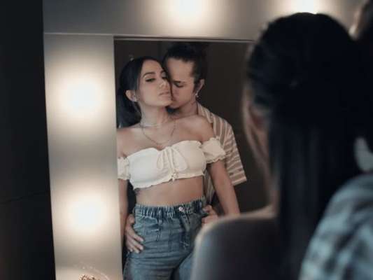 Anitta e Vitão se beijam no clipe de "Complicado"