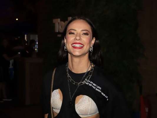 Paolla Oliveira apostou em look ousado e deixou o sutiã à mostra em noite de Rock in Rio, neste sábado, 5 de outubro de 2019