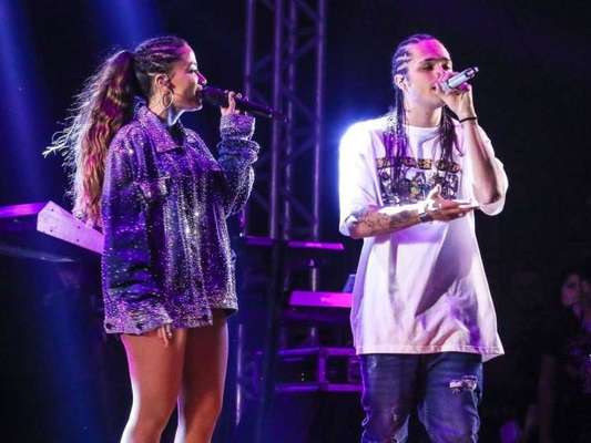 Anitta grava vídeo e Vitão aparece sem camisa ao fundo, em 6 de outubro de 2019