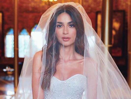 Vestido de casamento de Thaila Ayala possui bordado que mostra o céu no momento em que o casal se conheceu e os mapas astral de cada um