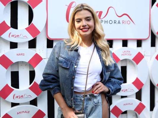 Moda jeans: a peça não precisa estar associada a looks básicos e famosas fashionitas como Giovanna Lancellotti mostram como!