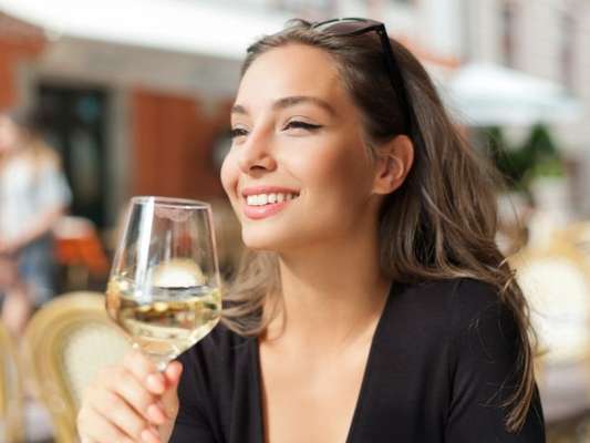 Qual bebida alcoólica engorda menos? Nutricionista explica qual a melhor opção para quem está de dieta e quer emagrecer