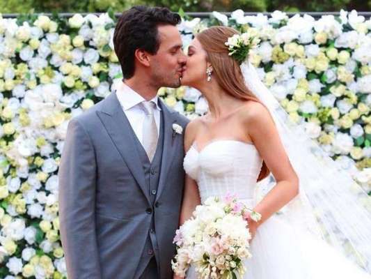 Marina Ruy Barbosa e Xandinho Negrão comemoram dois anos de casados