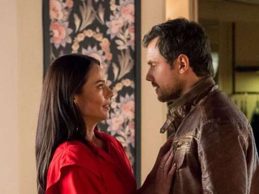 Na novela 'A Dona do Pedaço', Vivi (Paolla Oliveira) é surpreendida com revelação de Maria da Paz (Juliana Paes) em relação a Chiclete (Sergio Guizé)