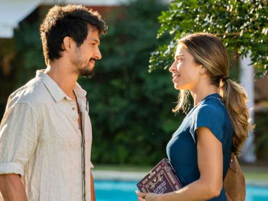 Marcos (Romulo Estrela) convida Paloma (Grazi Massafera) para viajar para Búzios na novela 'Bom Sucesso'