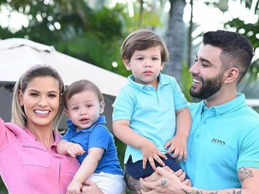 Filho caçula de Andressa Suita e Gusttavo Lima, Samuel encantou ao fazer cafuné no irmão, Gabriel