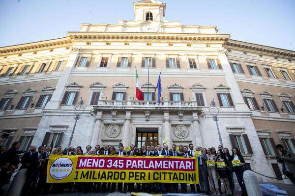 Parlamentares do M5S comemoram aprovação de projeto que reduz número de parlamentares