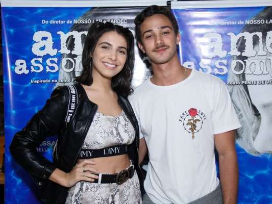 Rayssa Bratillieri e André Luiz Frambach vão à première de terror no Rio