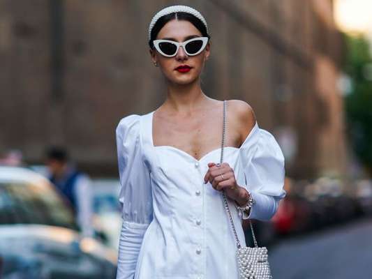 Vestido branco é perfeito para o look de verão, Réveillon e para usar já. Inpire-se nas fotos de street style das fashion weeks