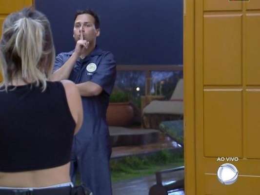'A Fazenda': Viny ganha prova do Fazendeiro e faz gesto de 'cala a boca' para equipe rival