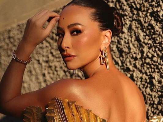 Sabrina Sato usa look estiloso para desile de marca em Verona, na Itália, nesta terça-feira, 08 de outubro de 2019