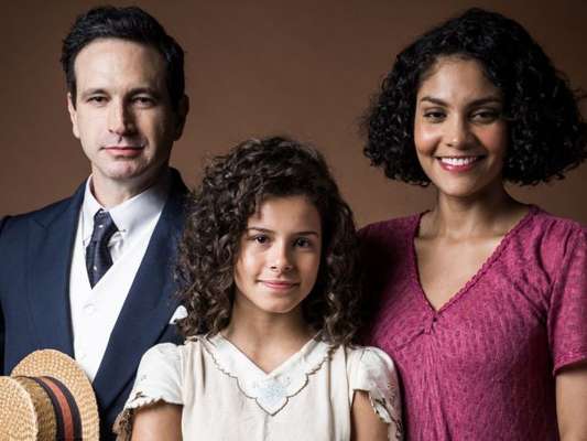 João (Caco Ciocler) surge do nada e deixa Shirley (Barbara Reis) preocupada com segredo de Inês (Gabriella Saraivah) na novela 'Éramos Seis'