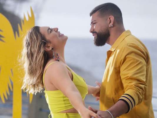 Naiara Azevedo troca de looks e aposta em roupas coloridas para gravação de clipe nesta terça-feira, dia 08 de outubro de 2019