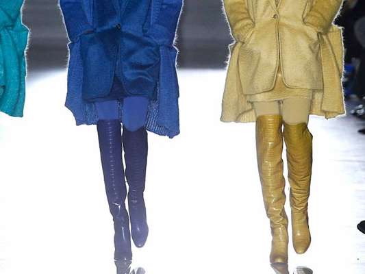 Tá na moda: bota over the knee é aposta de marcas e fashionistas. O trio colorido é de Max Mara