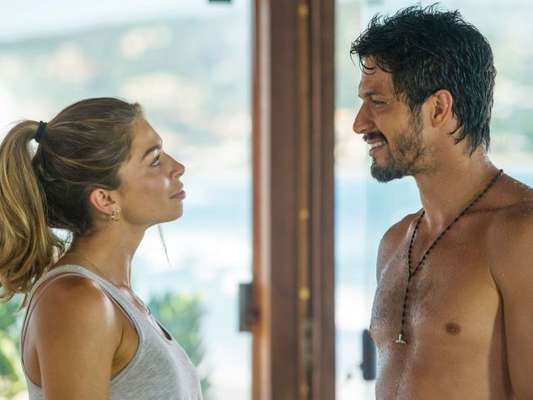 Paloma (Grazi Massafera) e Marcos (Romulo Estrela) não resistem ao clima e são flagrados por Nana (Fabiula Nascimento) na novela 'Bom Sucesso'