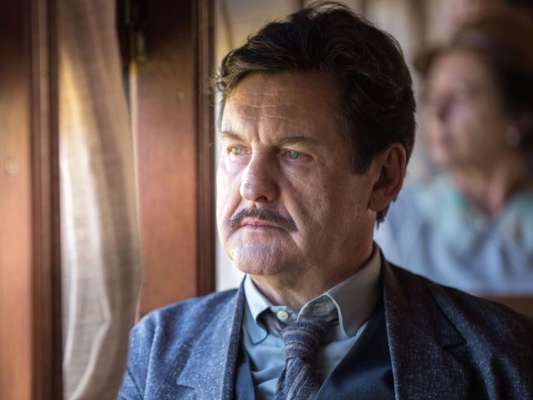 Nos próximos capítulos da novela 'Éramos Seis', Júlio (Antonio Calloni) se revolta ao ser confundido com mendigo: 'Sacripanta!'