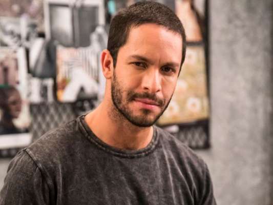 Téo (Rainer Cadete) descobre que Josiane (Agatha Moreira) matou Jardel (Duio Botta) na novela 'A Dona do Pedaço'