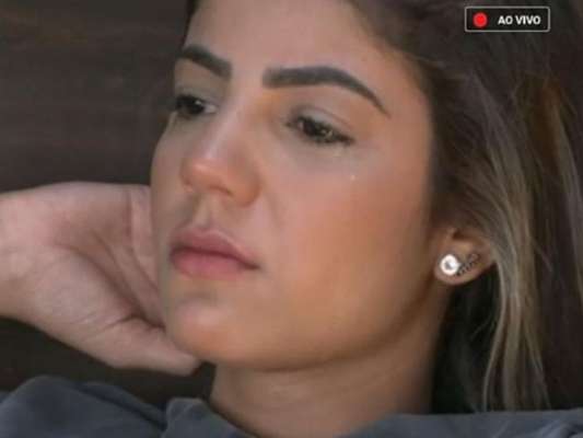 Em 'A Fazenda', Hariany Almeida chora após beijos em Lucas Viana