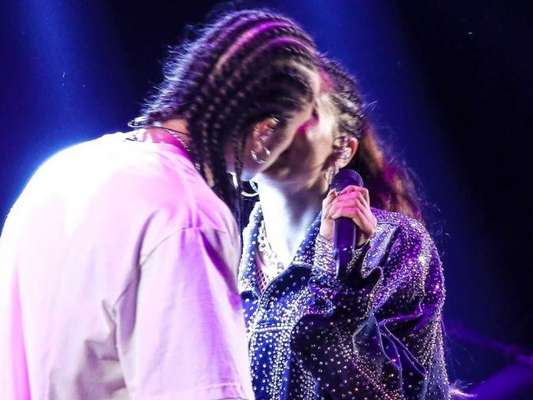 Anitta e Vitão voltaram a trocar beijos no palco após um show em dupla em Itajaí, Santa Catarina