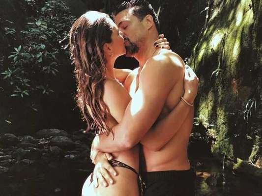Mariana Goldfarb e Cauã Reymond fazem foto romântica, aos beijos