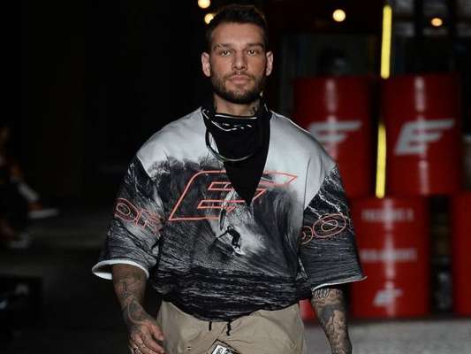 Lucas Lucco foi o destaque do desfile da grife Ellus neste domingo na SPFW