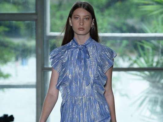 Vestido metalizado, couro, assimetria e contraste de materiais são destaques do SPFW nesta terça-feira, dia 15 de outubro de 2019
