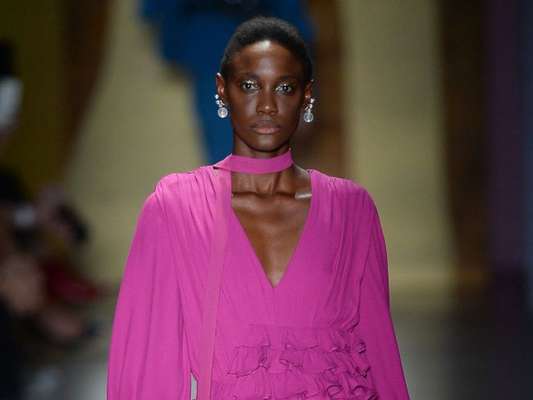 Rosa é tendência nas passarelas da São Paulo Fashion Week. Inspire-se nessas 18 fotos!