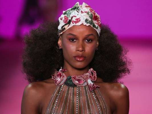Moda Verão 2020: bolsa, óculos de sol, bijoux e touca de banho são algumas das tendências desfiladas no São Paulo Fashion Week