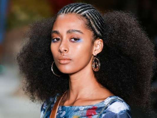 A beleza do SPFW tem pontos de cor, pele 'clean', tons de rosa, brilho e flores na maquiagem. Inspire-se!