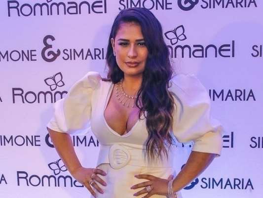 Simone exibe decote em look para o 'Dança dos Famosos', do 'Domingão do Faustão', em 20 de outubro de 2019