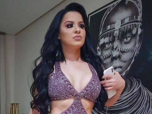 Maraisa mostra barriga sarada em bastidor de show