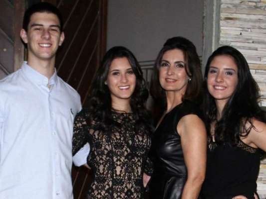 Fátima Bernardes festejou com os pais os 22 anos dos filhos, Beatriz, Laura e Vinícius, neste domingo, 20 de outubro de 2019