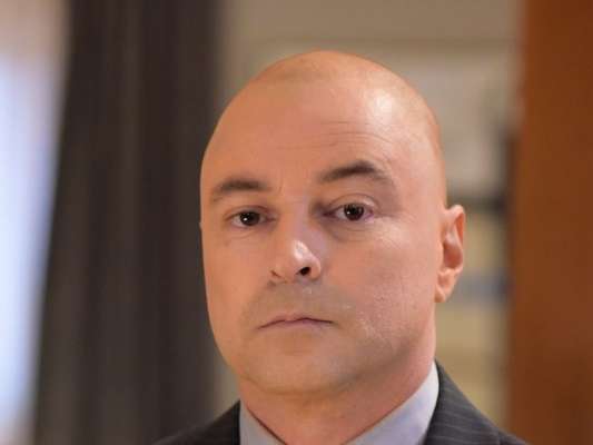 Na novela 'Topíssima', Taylor (Emilio Orciollo Netto) vai aparecer sem cabelo em sua volta à trama da RecordTV