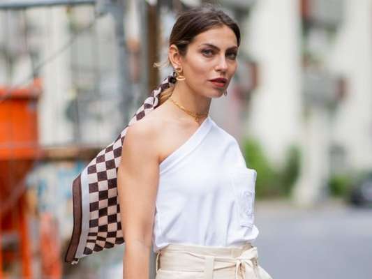 Lenço é tendência: acessório hit nas temporadas de moda nacional e internacional pode ser usado no cabelo, no pescoço, na bolsa e até no cinto para incrementar o look do verão